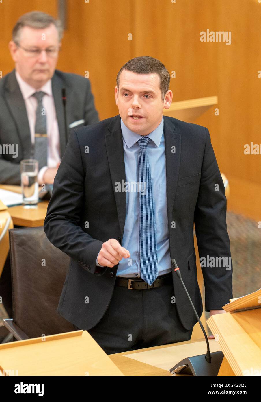 El líder conservador escocés Douglas Ross durante las preguntas del Primer Ministro (FMQ) en la cámara de debate del Parlamento escocés en Edimburgo. Fecha de la foto: Jueves 22 de septiembre de 2022. Foto de stock