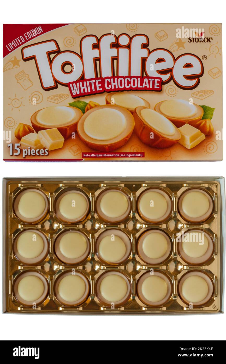 Caja de edición limitada Toffifee White Chocolate de Storck abierta para mostrar el contenido aislado sobre fondo blanco Foto de stock