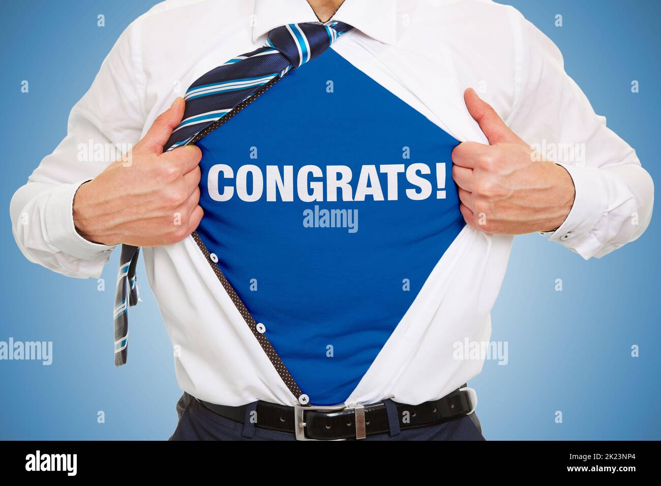 Hombre de negocios muestra letras ¡Felicitaciones! camiseta interior como concepto Foto de stock