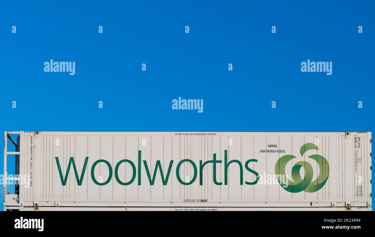 Adelaida, Australia - 16 de febrero de 2020: Woolworths refrigerados contenedores de transporte apilados contra el cielo azul en un día Foto de stock