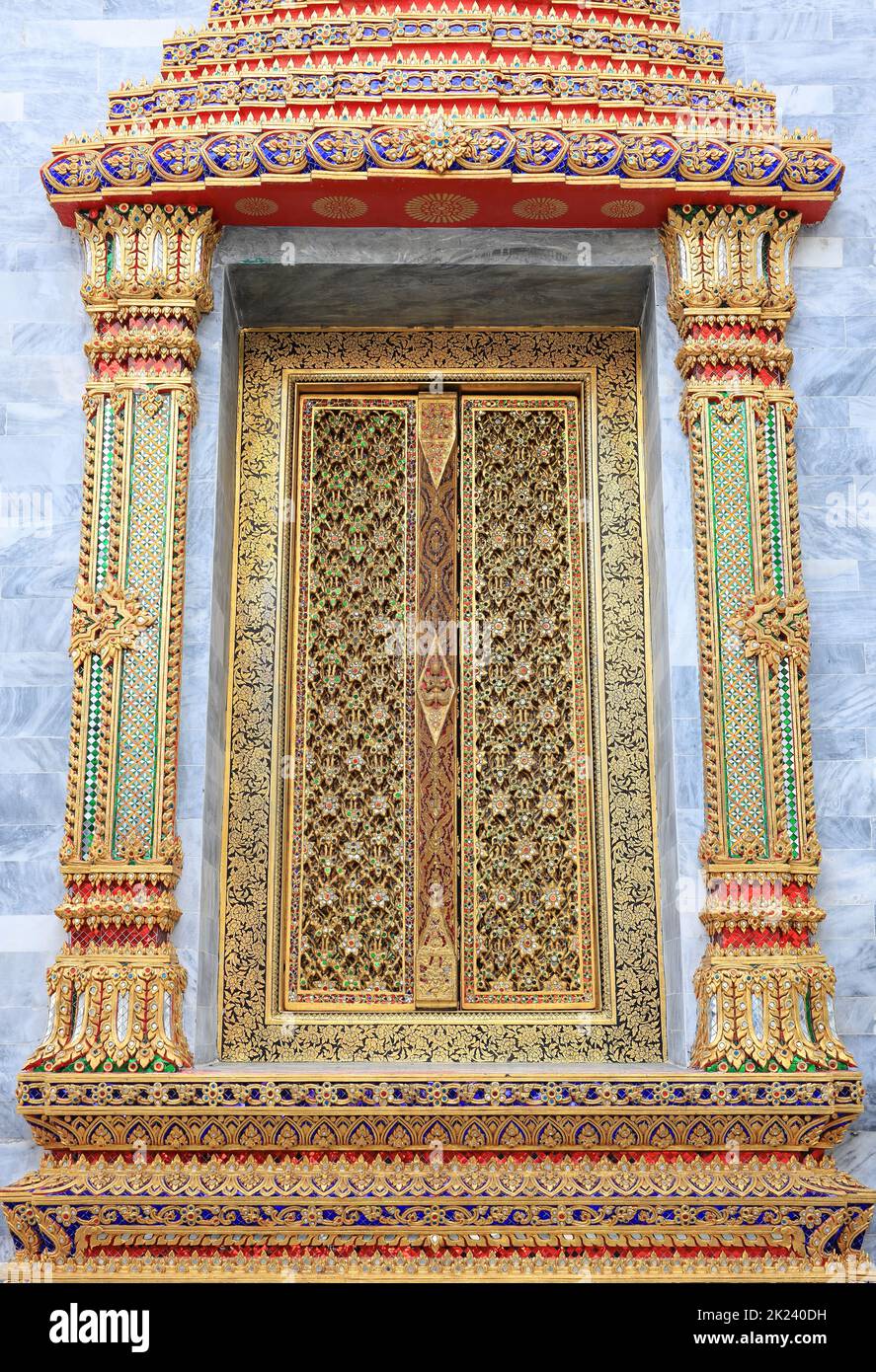 Hermosa y antigua puerta del Templo pintura y tallado en madera, Tailandia. Foto de stock