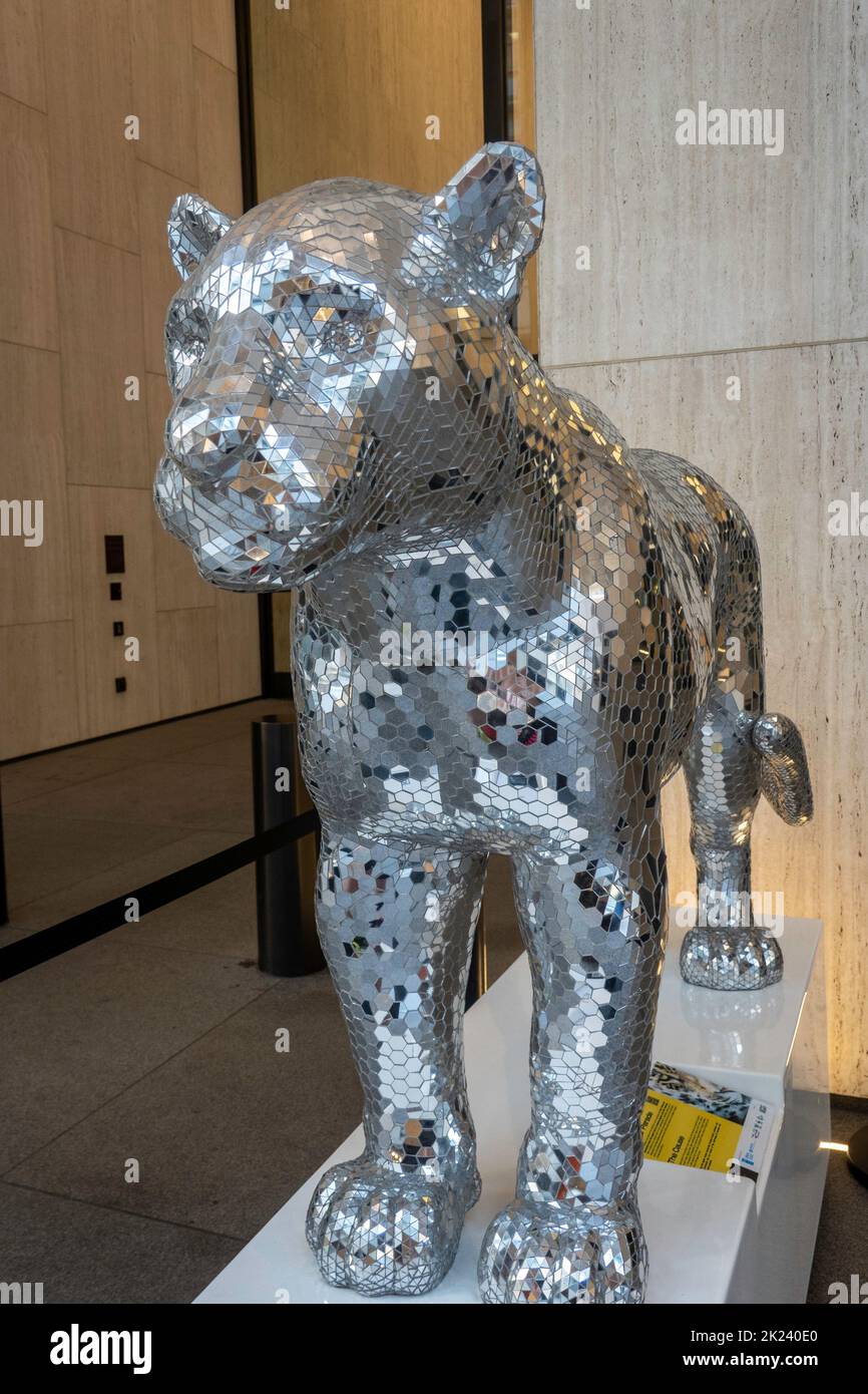 El Desfile del Jaguar es una exposición de arte para recaudar fondos y crear conciencia para conservar los jaguares y sus hábitos, ciudad de Nueva York, EE.UU. 2022 Foto de stock
