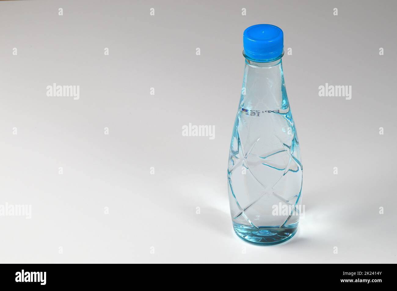 Agua Pequeña Botella De Agua Plástica En El Fondo Blanco Imagen de archivo  - Imagen de fondo, mineral: 50034075