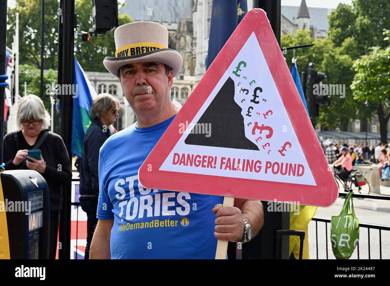 Londres, Reino Unido. Steve Bray, manifestante del Gobierno anti-conservador, muestra un nuevo cartel el día en que el Banco de Inglaterra aumentó los tipos de interés en un 0,5%, hasta el 2,25%. Parliament Square, Westminster. Foto de stock