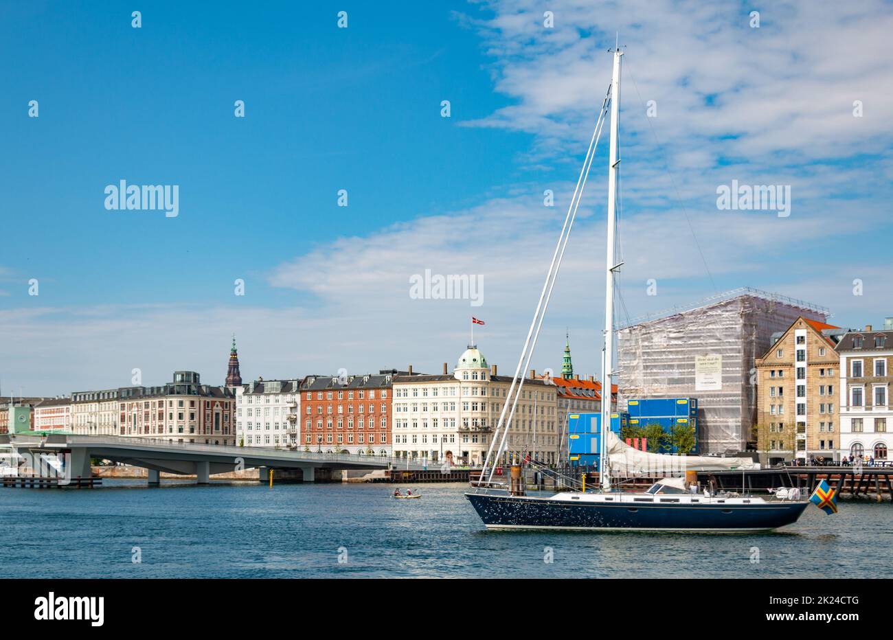 Una imagen de un velero navegando en el cuerpo de agua de Honsebrolobet de Copenhague. Foto de stock