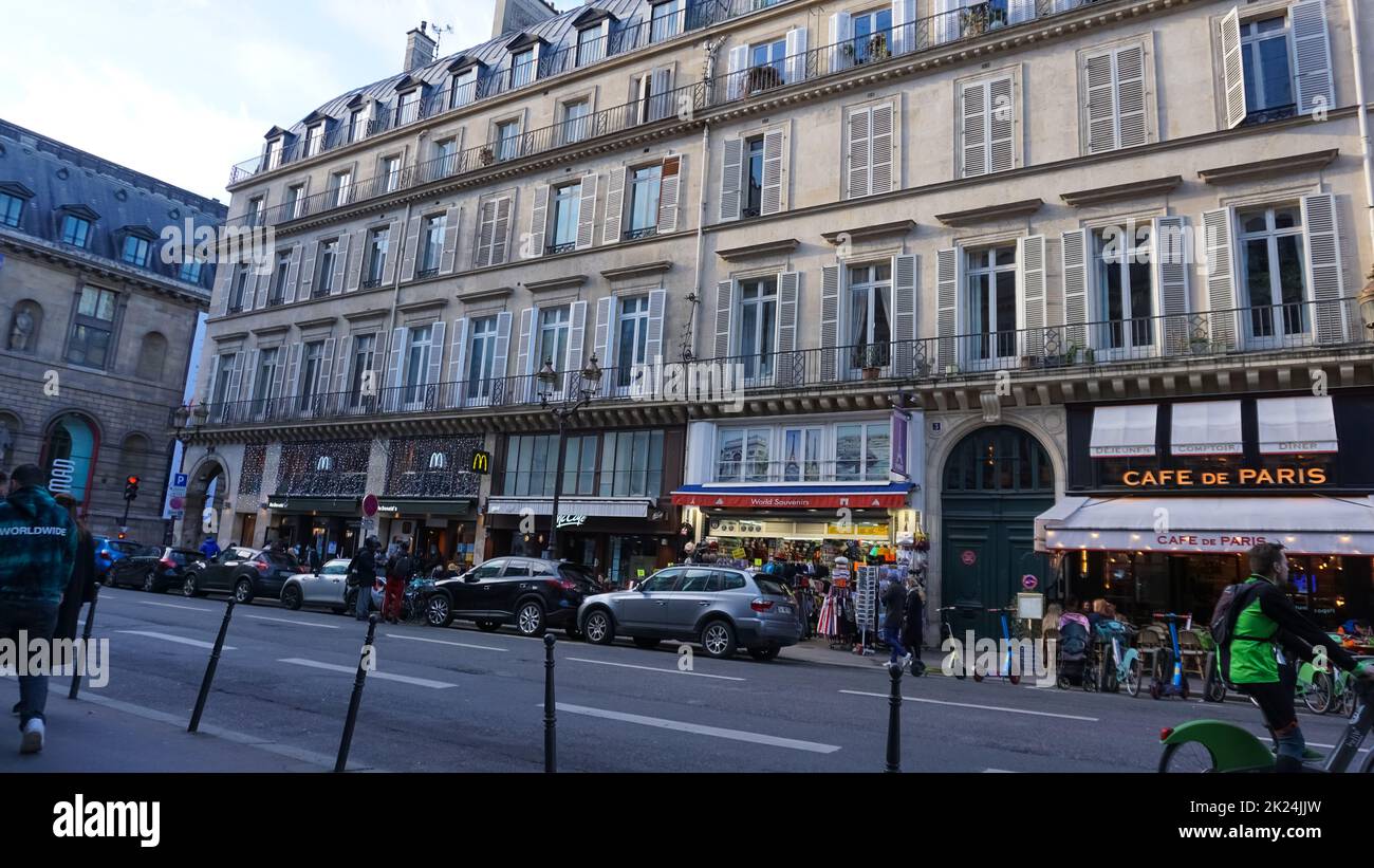 París, Francia 01 de enero de 2022 StHonore Street. Los ciudadanos