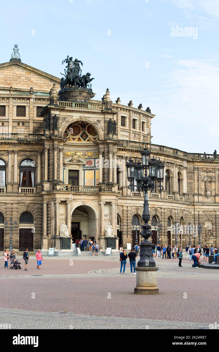 Dresde, Alemania - 23 de septiembre de 2020 : Semperoper, famoso teatro de ópera y situado en la Plaza del Teatro cerca del río Elba en el centro histórico de CIT Foto de stock