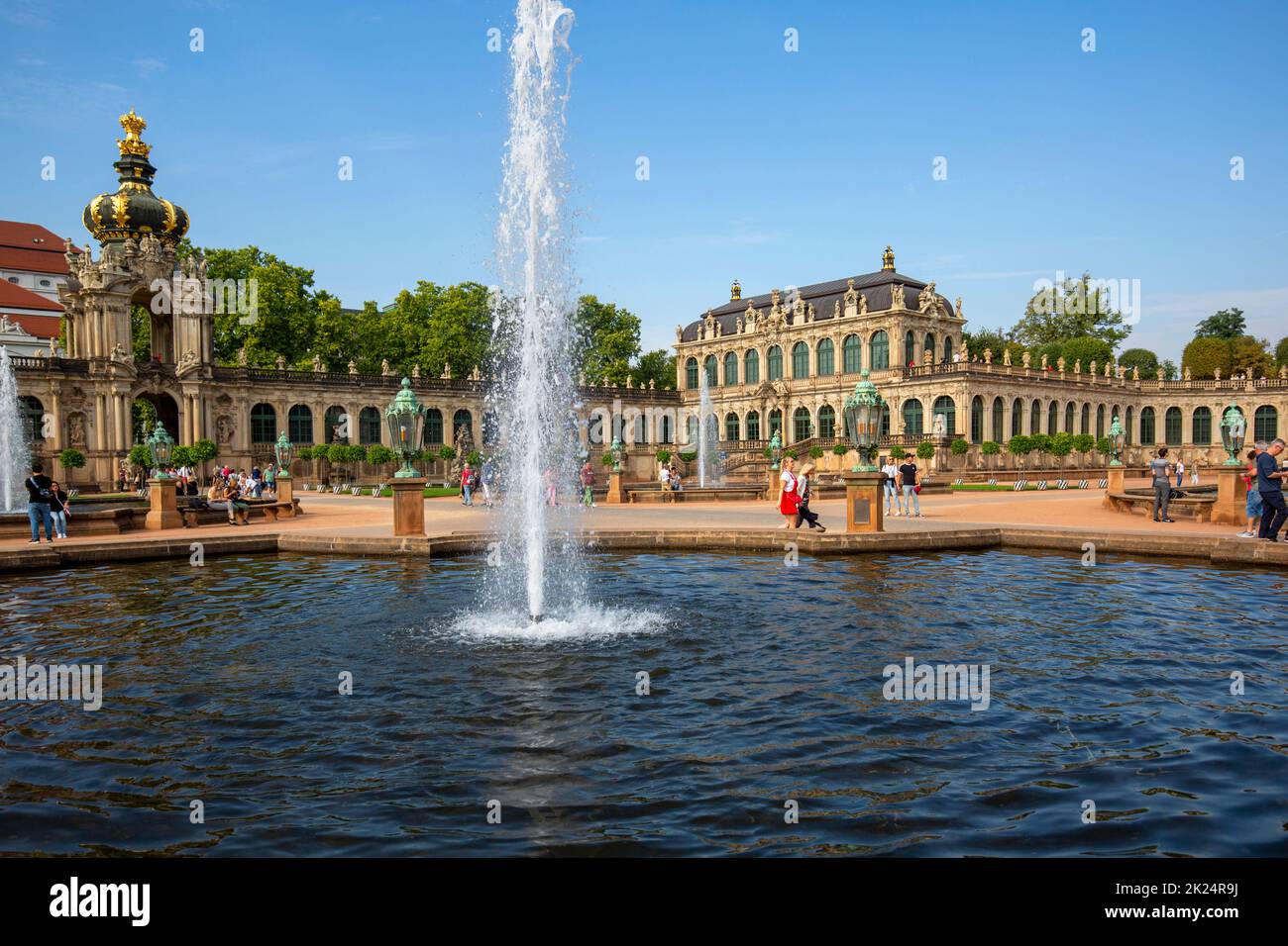 Dresde, Alemania - 23 de septiembre de 2020 : Palacio Zwinger barroco del siglo 18th, vista sobre el Salón Mathematisch-Physikalischer, galería larga, Puerta de la Corona también Foto de stock
