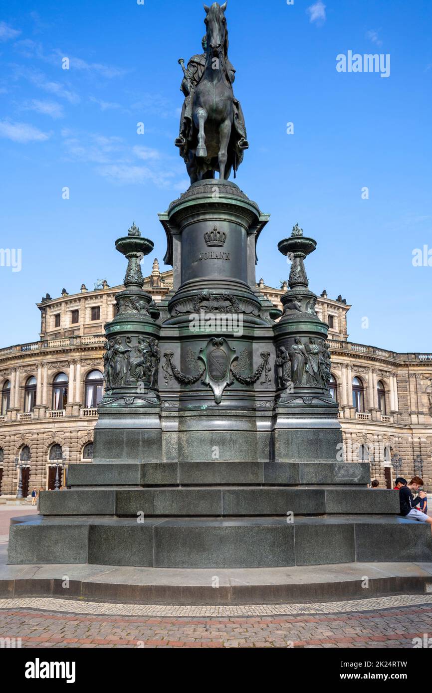 Dresden, Alemania - 23 de septiembre de 2020 : estatua ecuestre del rey Jan Wettin delante de Semperoper, famosa ópera situada en la plaza del teatro cerca Foto de stock