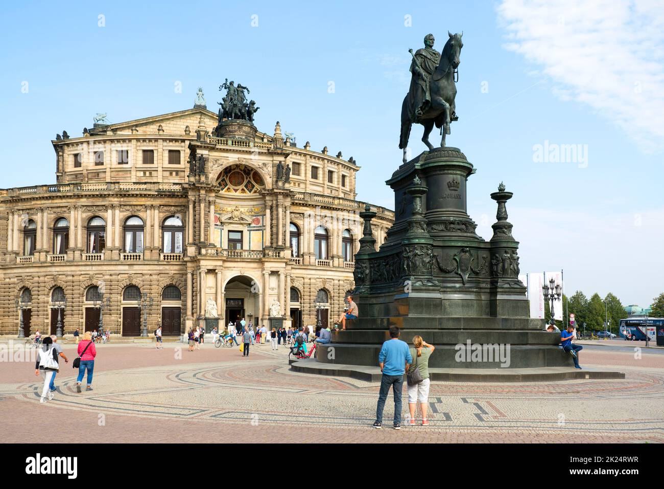 Dresden, Alemania - 23 de septiembre de 2020 : Semperoper, famosa ópera y estatua ecuestre del rey Jan Wettin situado en la plaza del teatro cerca del Elb Foto de stock