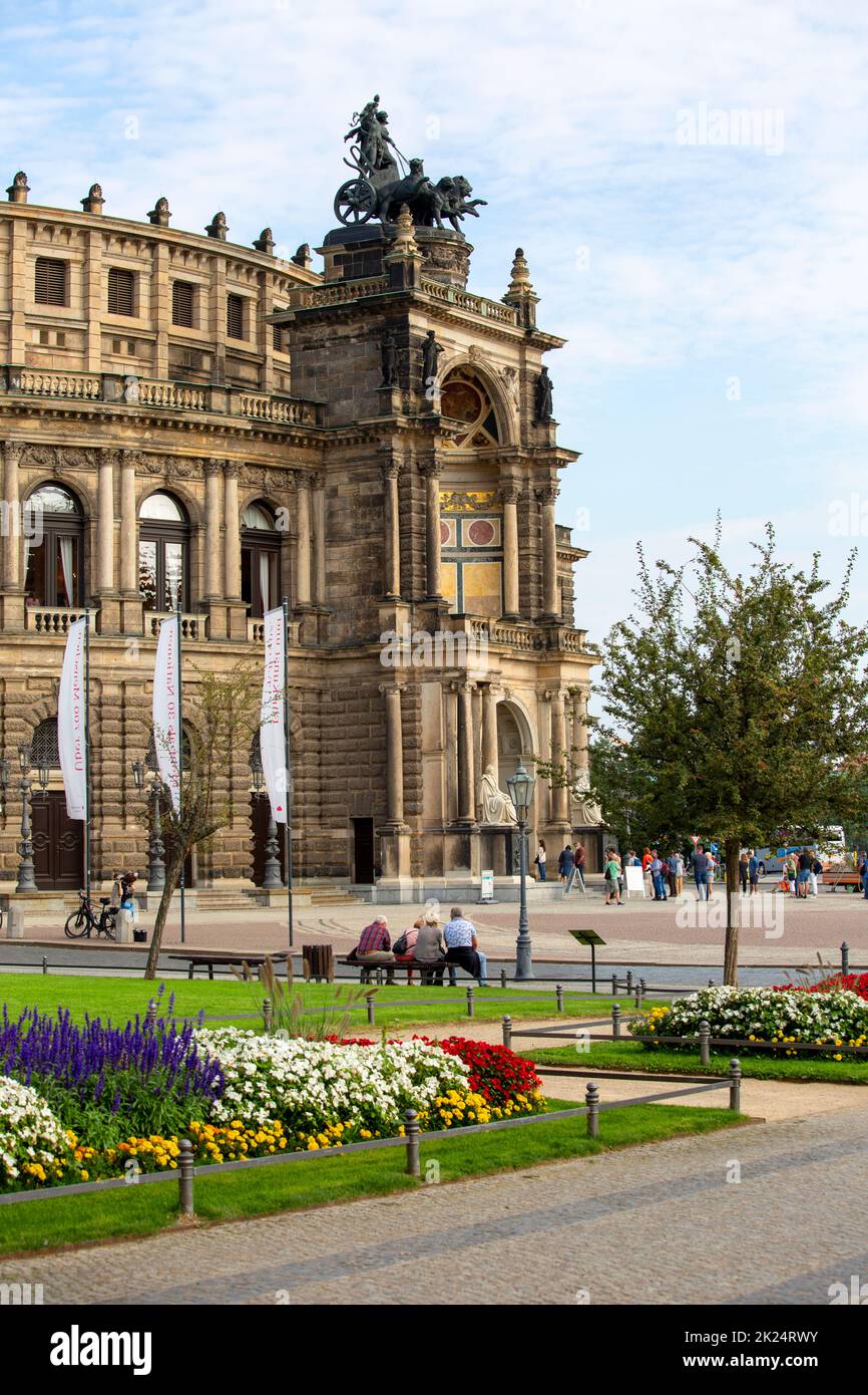 Dresde, Alemania - 23 de septiembre de 2020 : Semperoper, famosa ópera situada en la Plaza del Teatro cerca del río Elba en el centro histórico de la ciudad. S Foto de stock