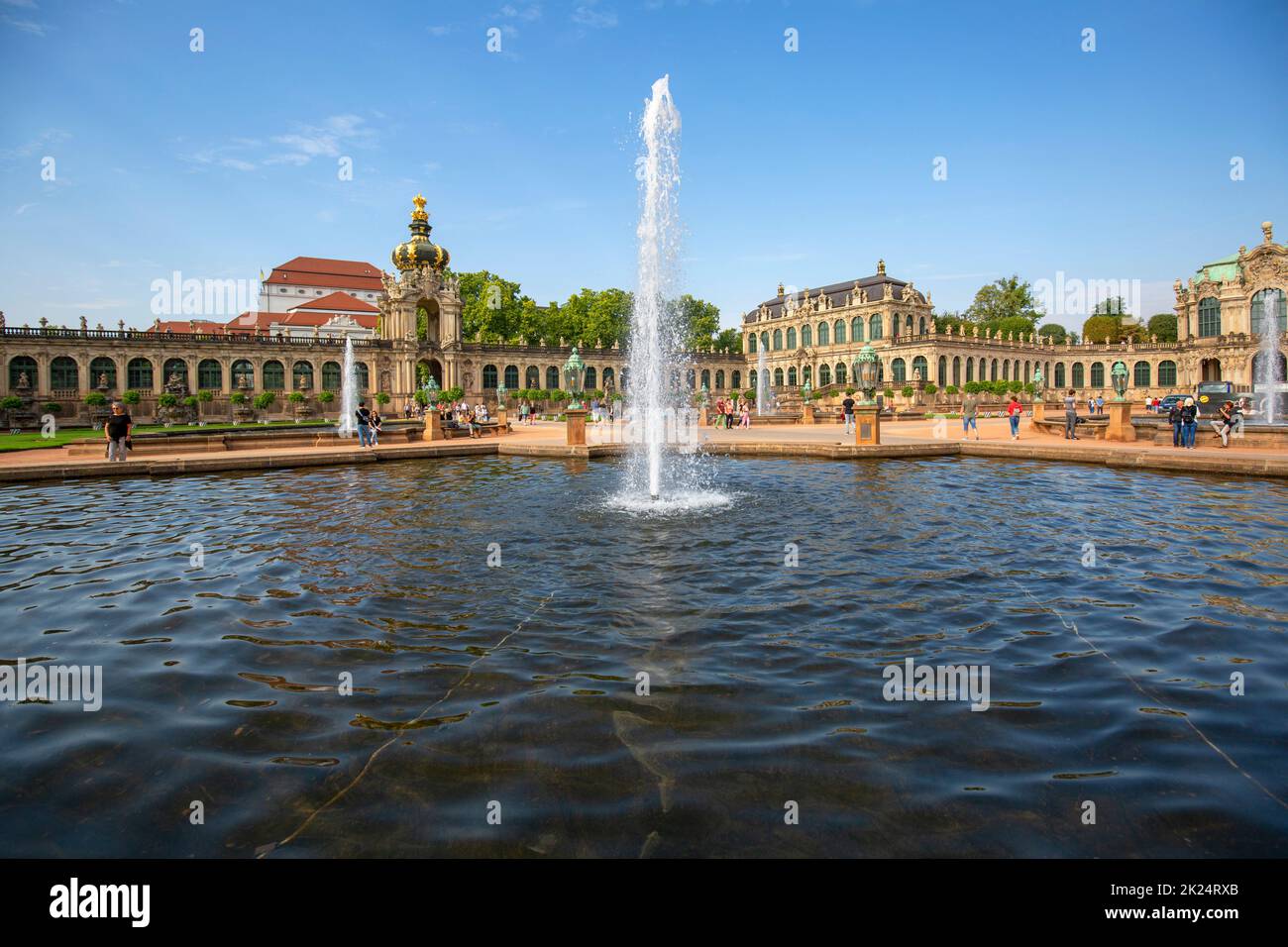 Dresde, Alemania - 23 de septiembre de 2020 : Palacio Zwinger barroco del siglo 18th, vista sobre el Salón Mathematisch-Physikalischer, galería larga, Puerta de la Corona también Foto de stock