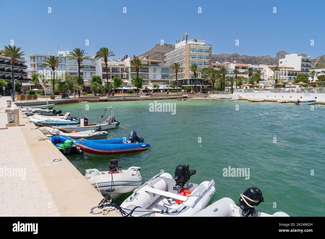 Puerto de Pollensa en la isla de Mallorca Foto de stock