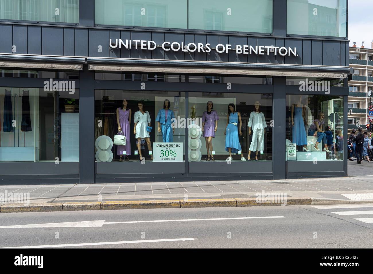 Shop window united colors benetton fotografías e imágenes de alta  resolución - Alamy