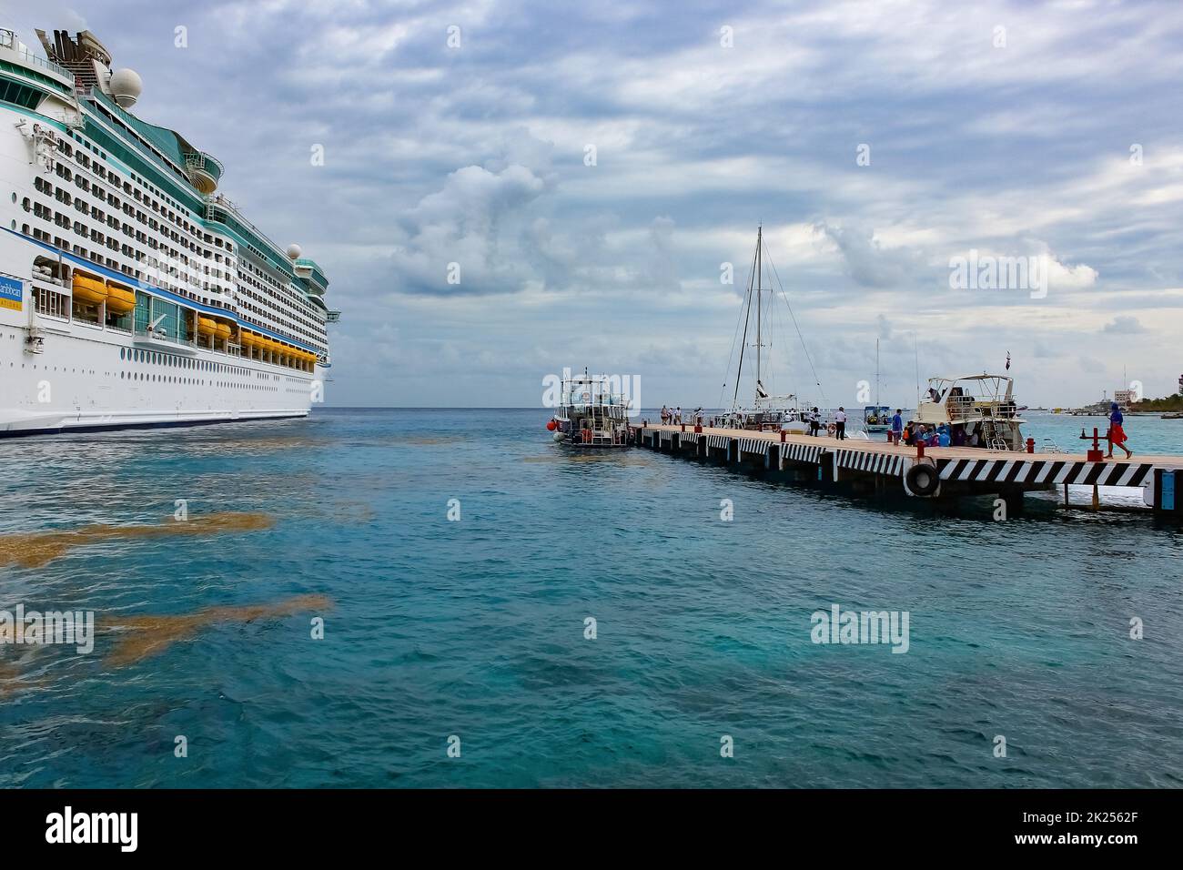 Cozumel, México - 04 de mayo de 2022: Barco Royal Caribbean Cruise Line Adventure of the Seas atracado en el puerto Foto de stock