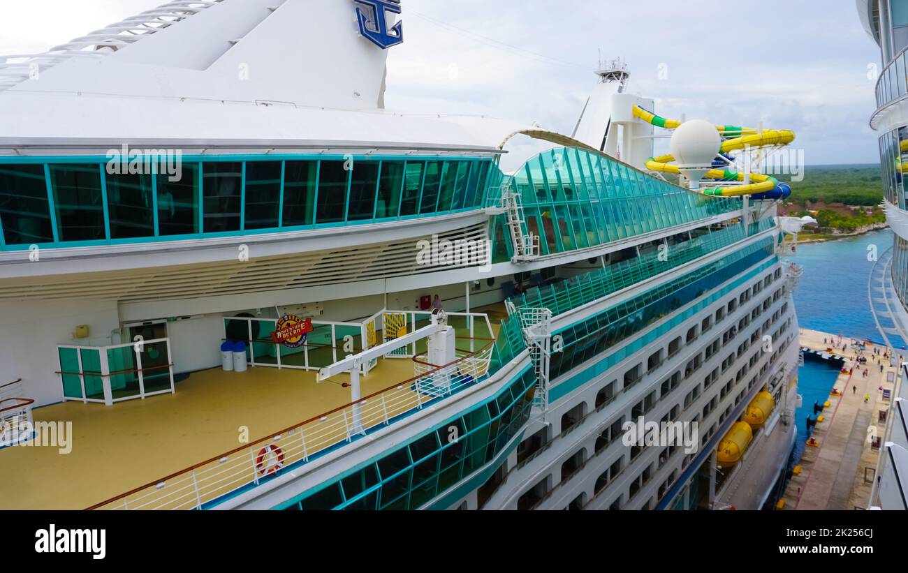 Cozumel, México - 04 de mayo de 2022: Barco Royal Caribbean Cruise Line Adventure of the Seas atracado en el puerto Foto de stock