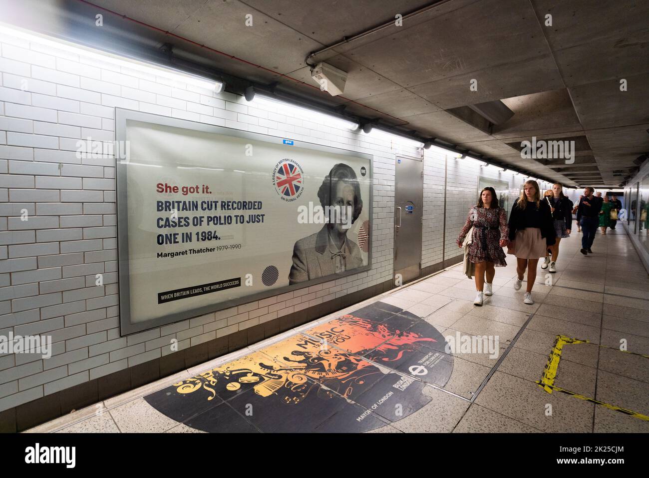 Londres, Reino Unido. 22 de septiembre de 2022. Una imagen de la ex primera ministra conservadora Margaret Thatcher en el Metro de Londres por One Global Campaign para destacar el impacto que los primeros ministros británicos han tenido en la salud mundial para combatir enfermedades infecciosas como Covid, Ébola y VIH-SIDA. Crédito: amer ghazzal/Alamy Live News. Foto de stock
