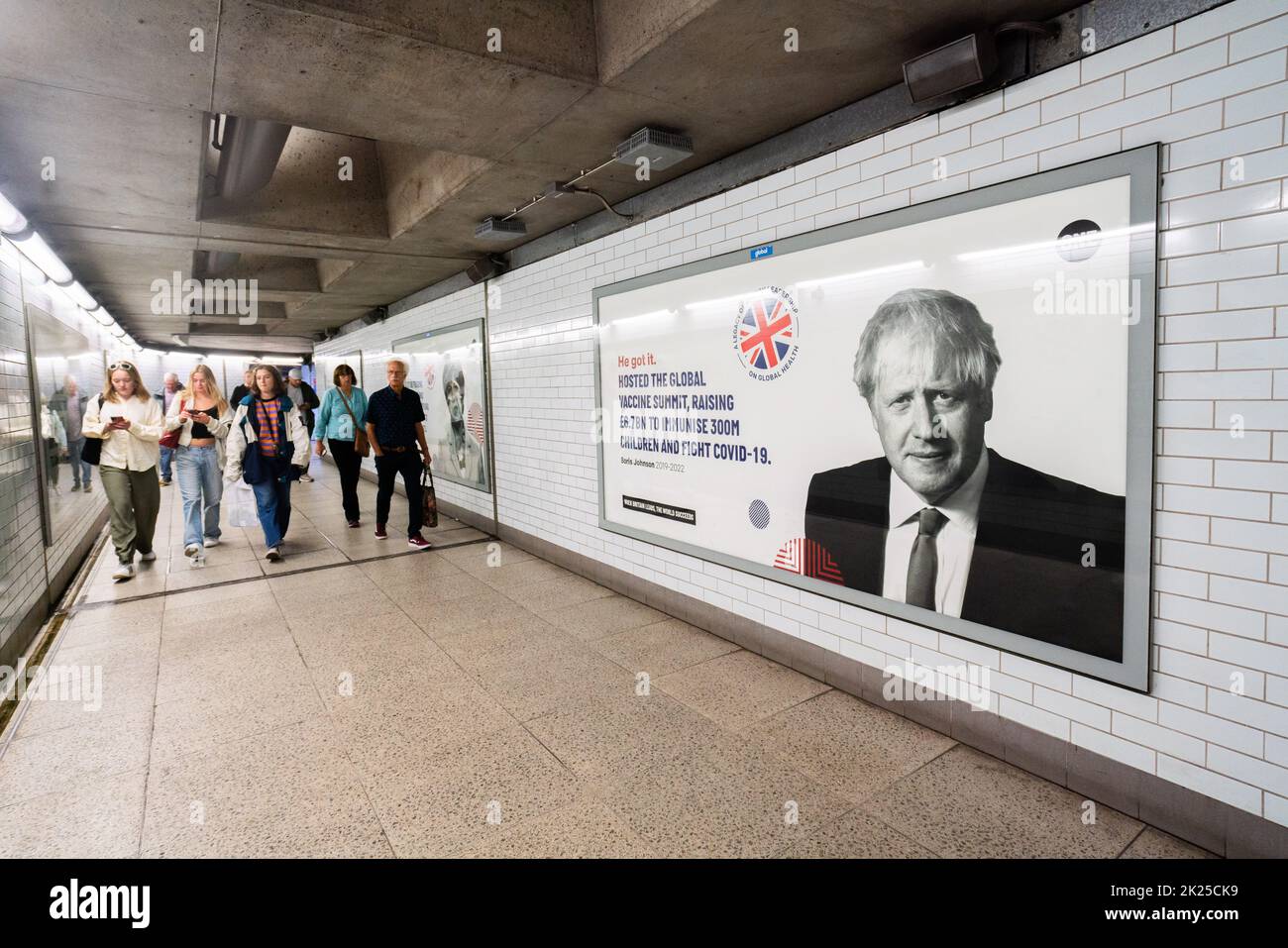 Londres, Reino Unido. 22 de septiembre de 2022. Una imagen del ex primer ministro conservador Boris Johnson en el London Underground por One Global Campaign para destacar el impacto que los primeros ministros británicos han tenido en la salud mundial para combatir enfermedades infecciosas como Covid, Ébola y VIH-SIDA. Crédito: amer ghazzal/Alamy Live News. Foto de stock