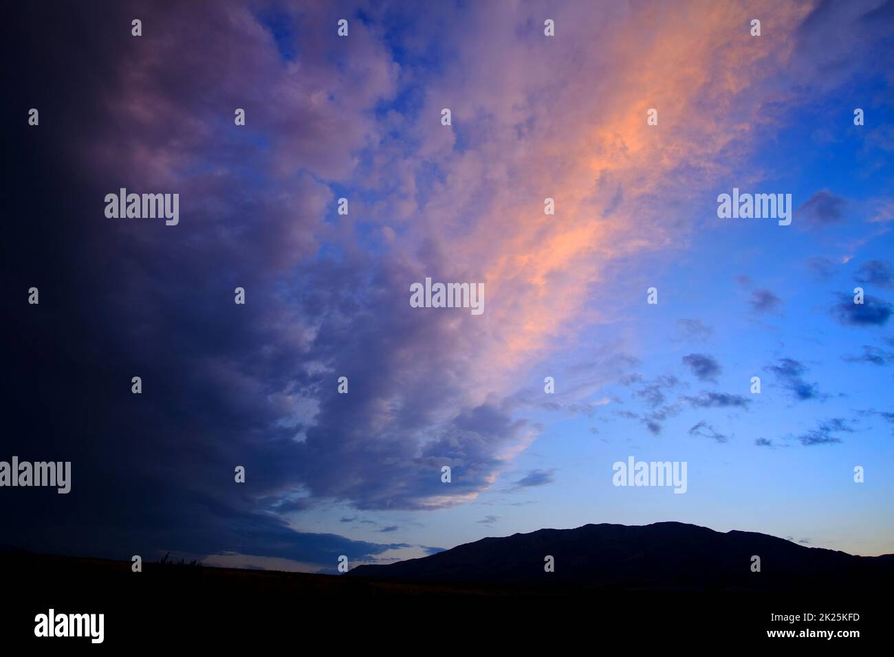 Puesta de sol sobre las montañas desierto con cielo Foto de stock