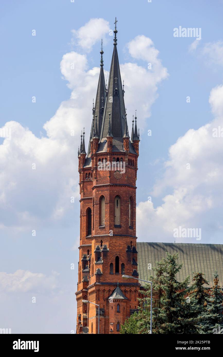 Iglesia de la Sagrada Familia, dos torres de la iglesia parroquial neogótica católica, Tarnow, Polonia Foto de stock