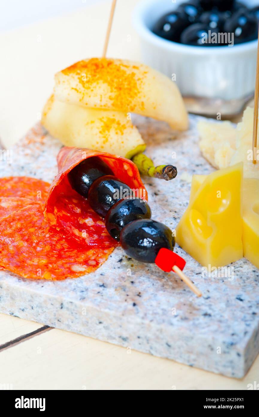 Mezclar fiambres en una piedra con peras frescas Foto de stock