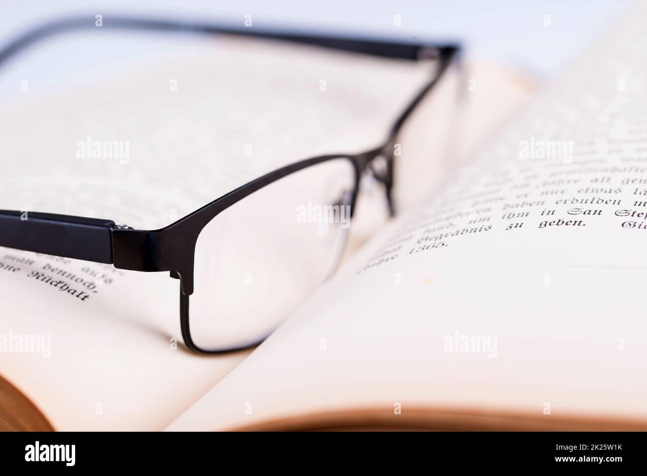 gafas en un libro viejo Foto de stock