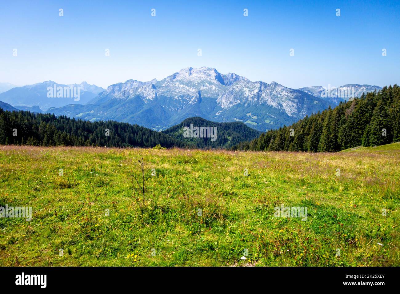 Paisaje montañoso en La Clusaz, Francia Foto de stock