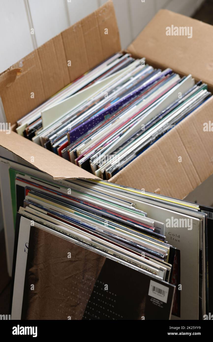 Viejos discos de vinilo LP almacenados en caja de cartón Foto de stock