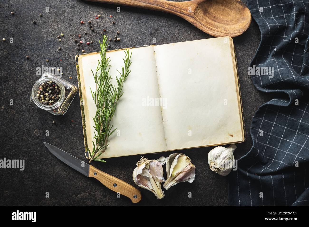 Libro de recetas en blanco en la mesa de la cocina Fotografía de stock -  Alamy