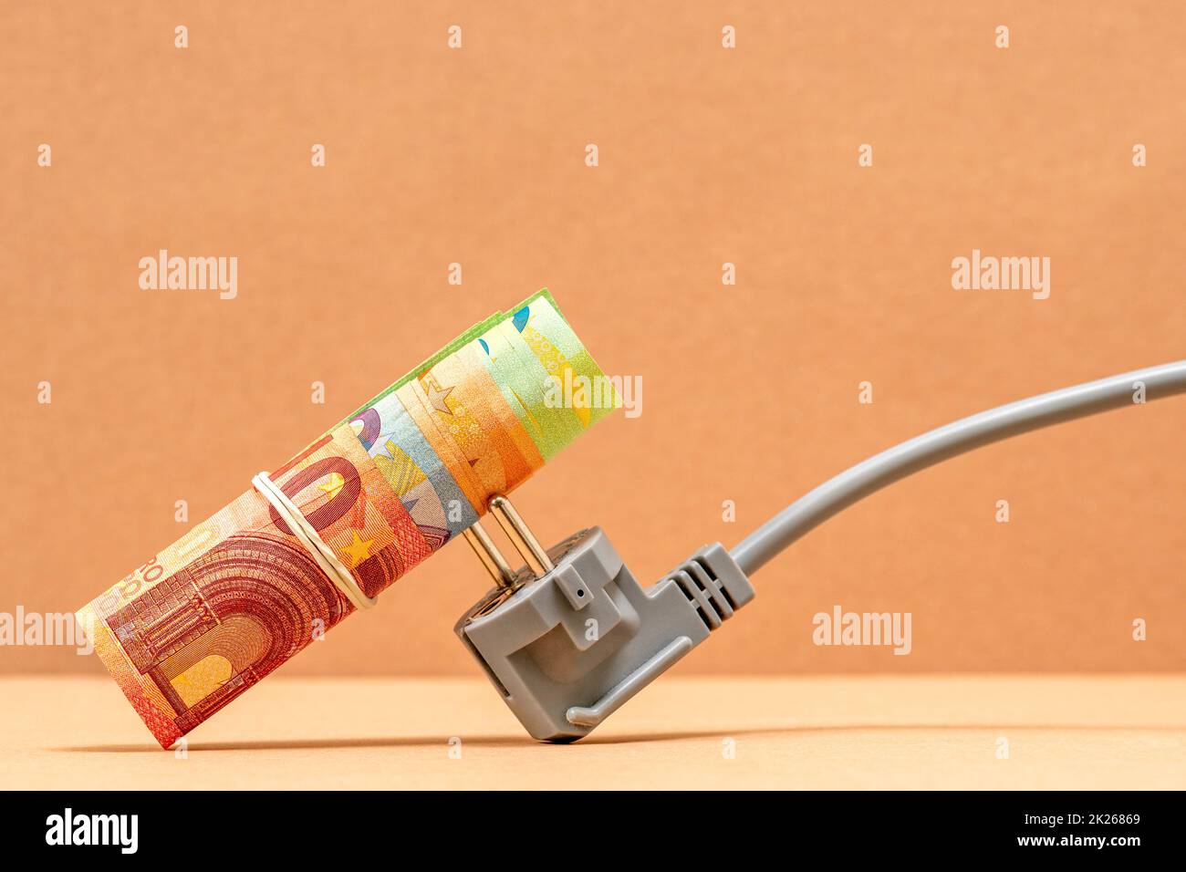 Enchufe eléctrico con billetes en euros Foto de stock