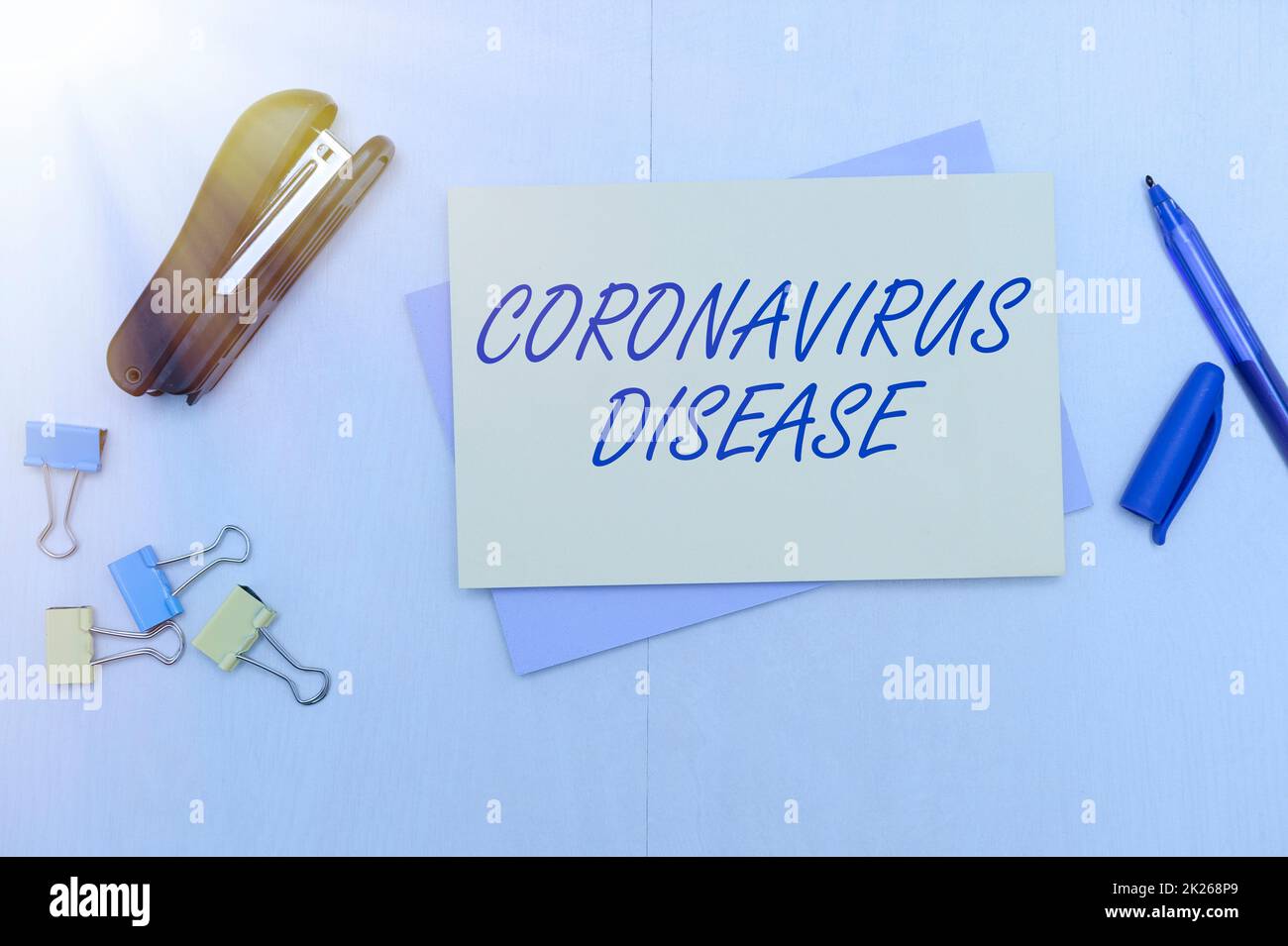 Texto escrito a mano Enfermedad de coronavirus. Word para definido como enfermedad causada por un virus nuevo SARSCoV2 suministros de oficina escolar llamativos, colecciones de aprendizaje de enseñanza, herramientas de escritura Foto de stock