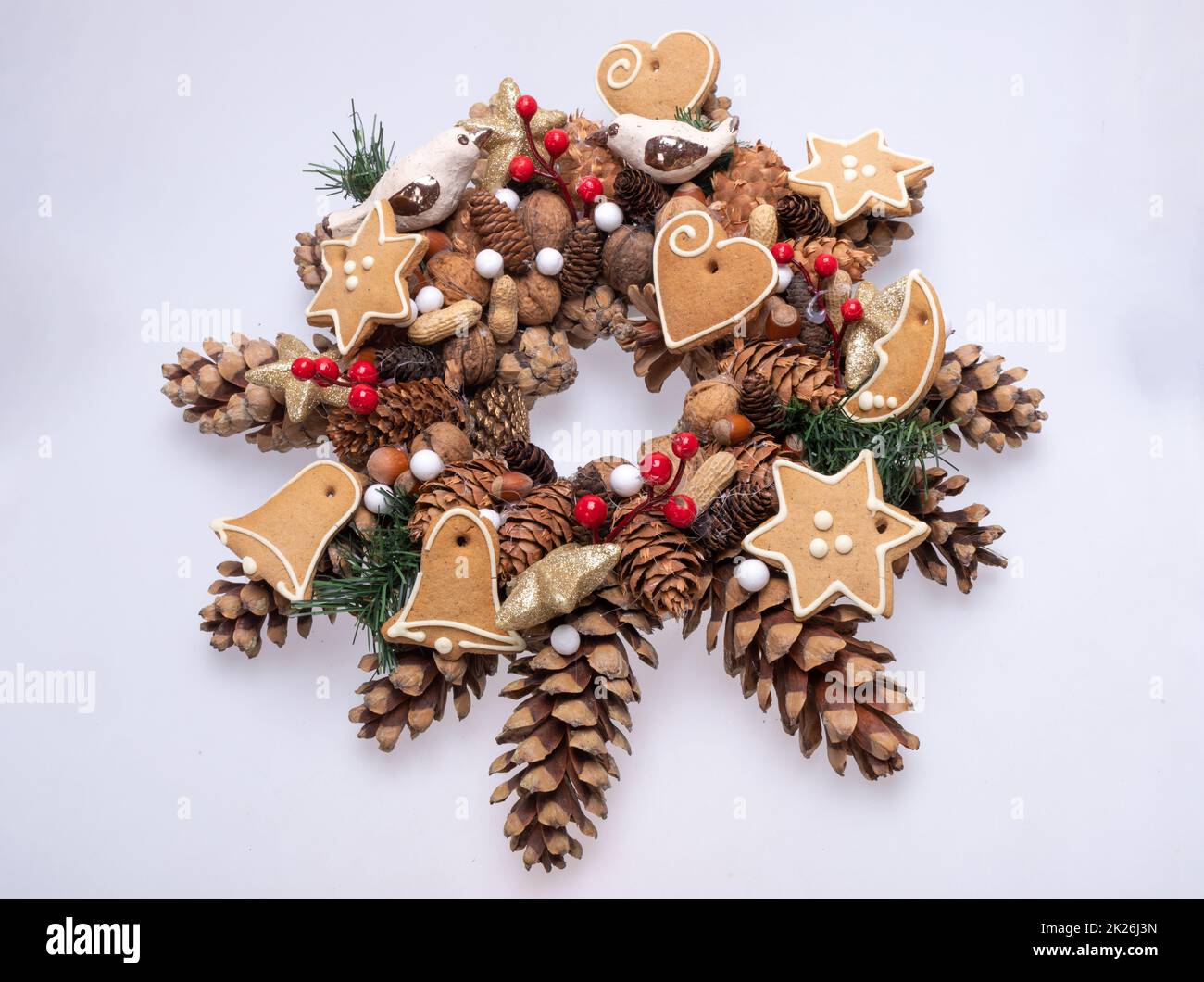 Adornos navideños con conos de pino, nueces y galletas de Navidad hechas a mano Foto de stock