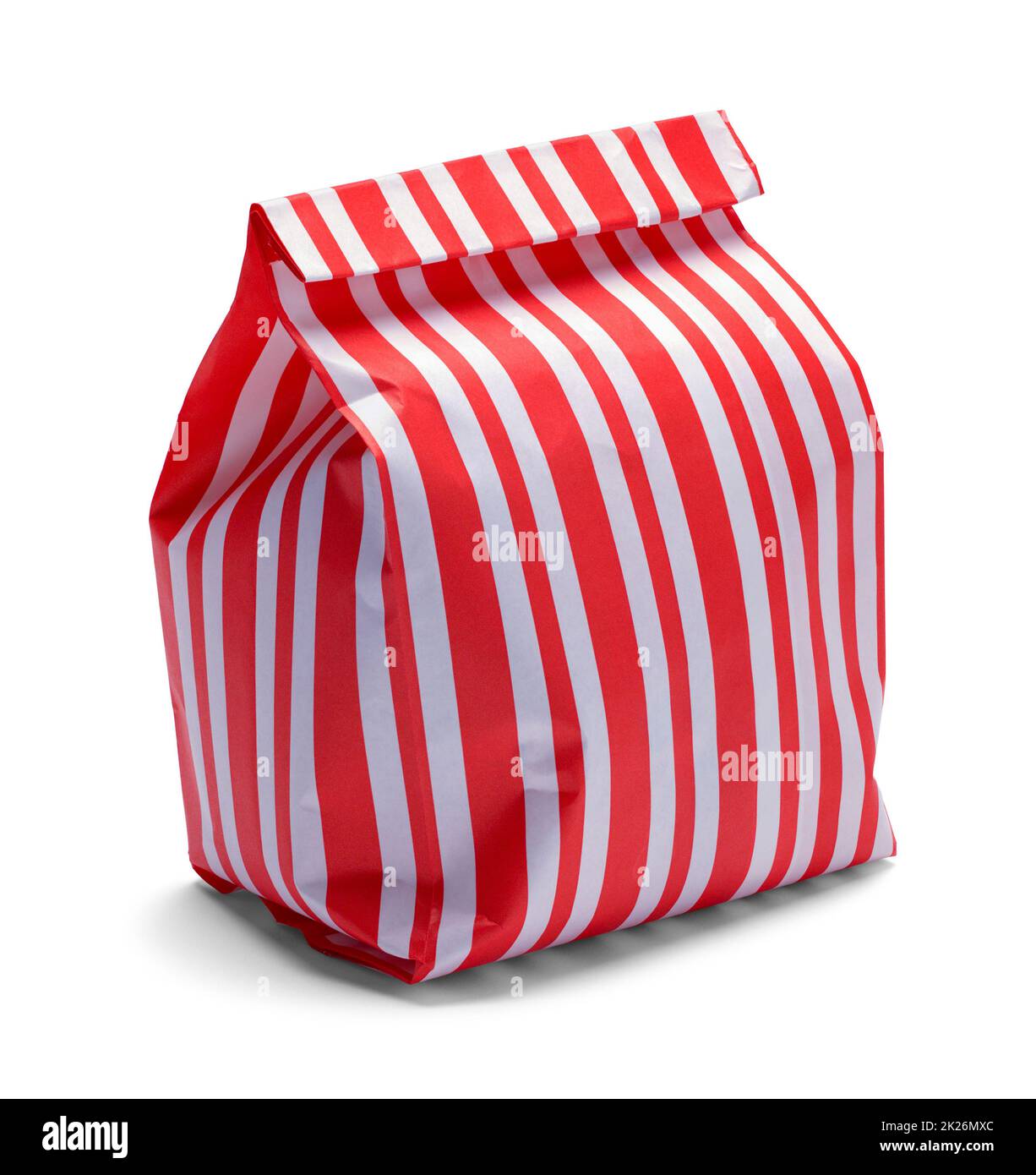 Bolsa de papel de rayas rojas y blancas recortada sobre blanco. Foto de stock