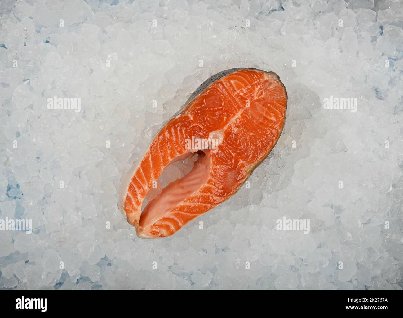 Primer plano filete de salmón crudo sobre hielo picado Foto de stock