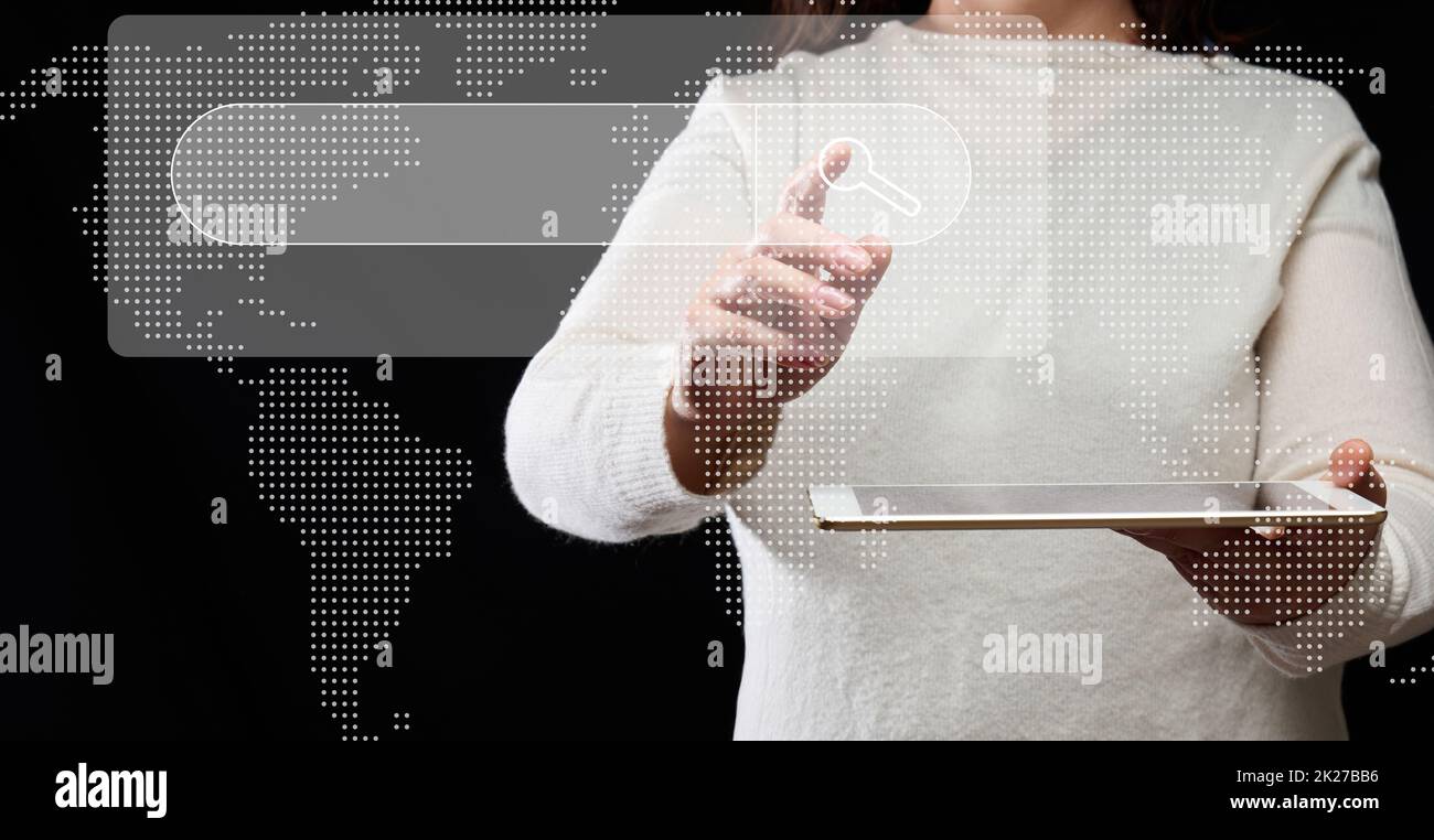 Una mujer está de pie con una tableta electrónica y una línea de entrada para buscar un sitio, información en la red mundial de Internet Foto de stock