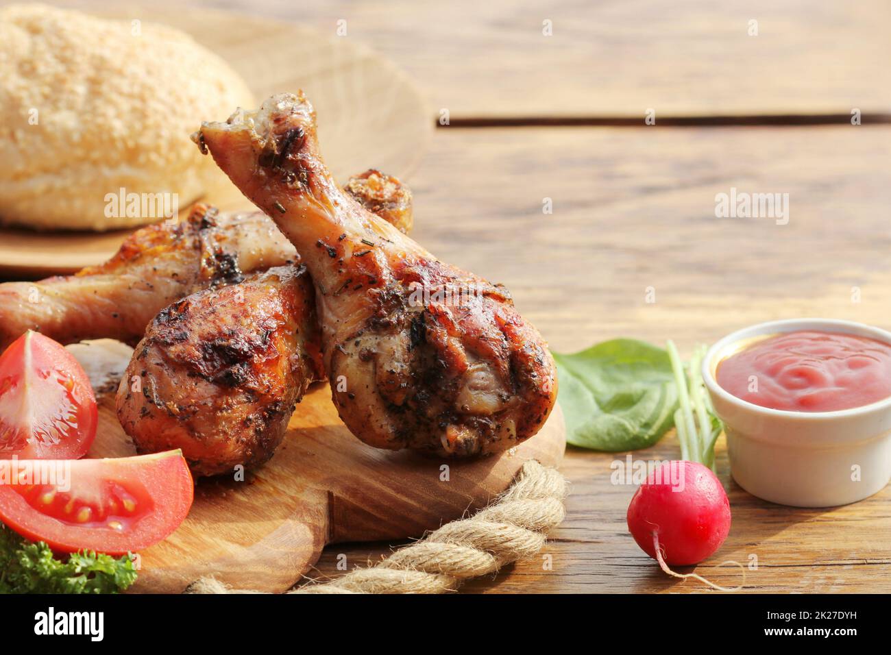 Piernas de pollo a la parrilla sobre fondo de madera.rústica mesa. Foto de stock