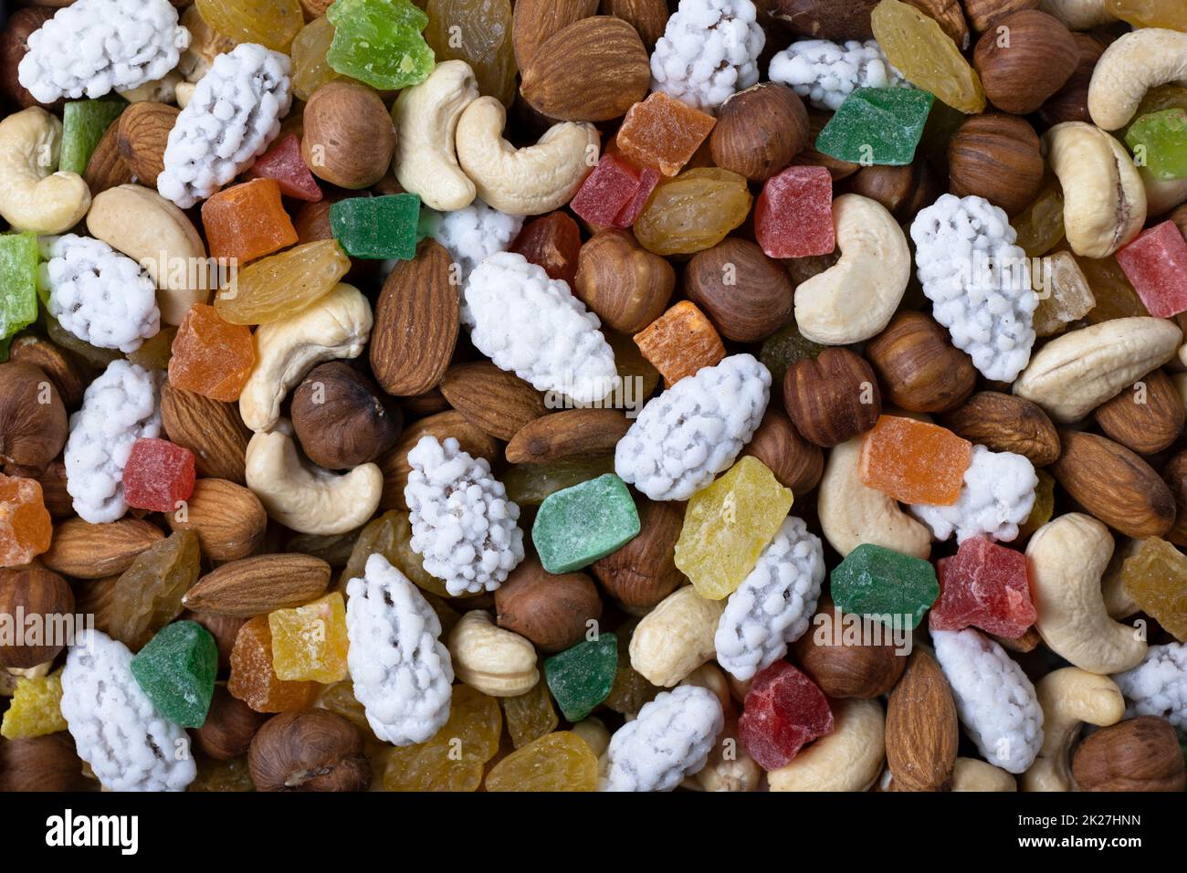 Dulces, pasas, fruta confitada y frutos secos como fondo Foto de stock