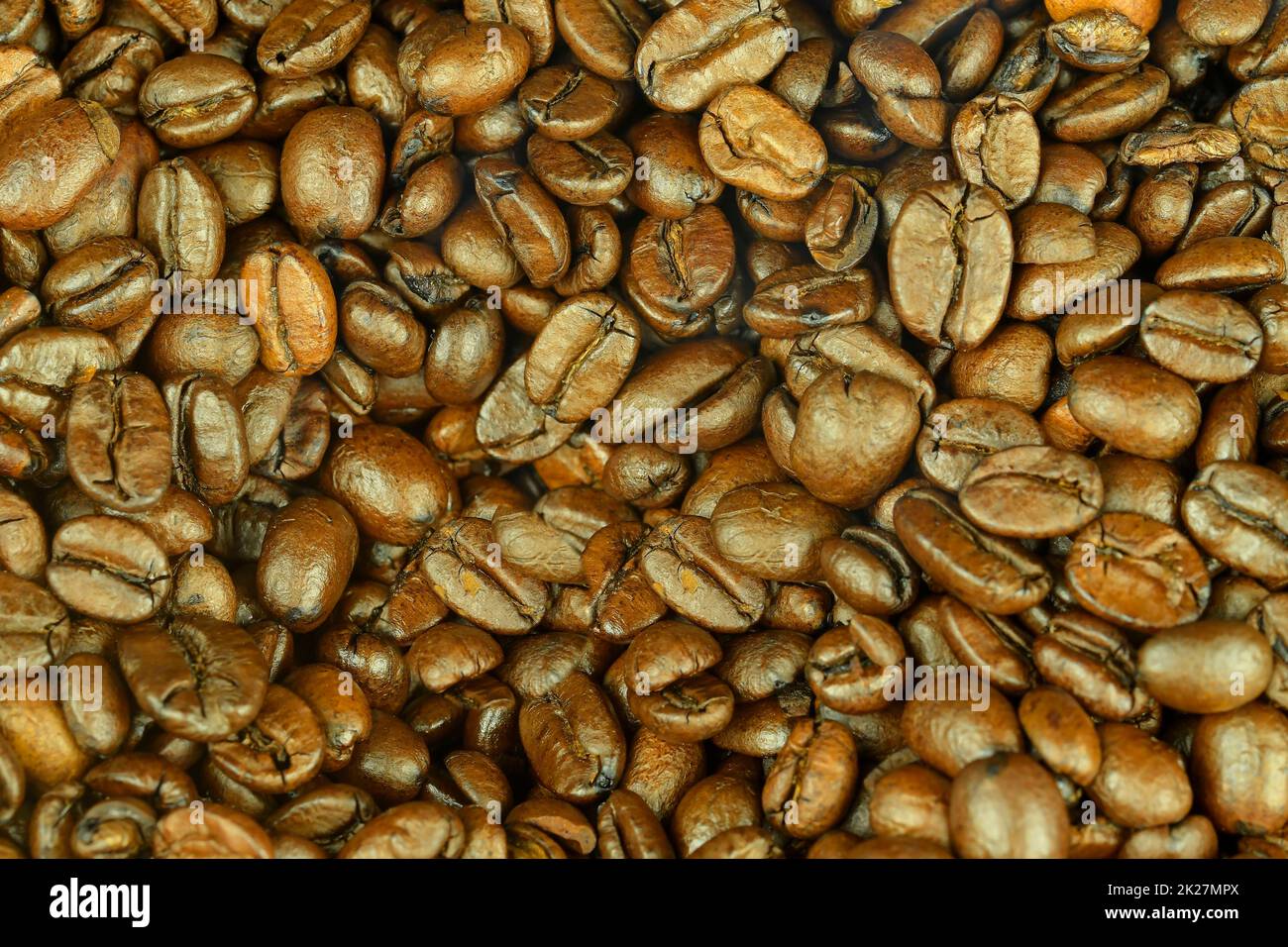 Fondo de granos de café asados dorados. Granos de café de fondo. La vista desde arriba. Capa plana Foto de stock