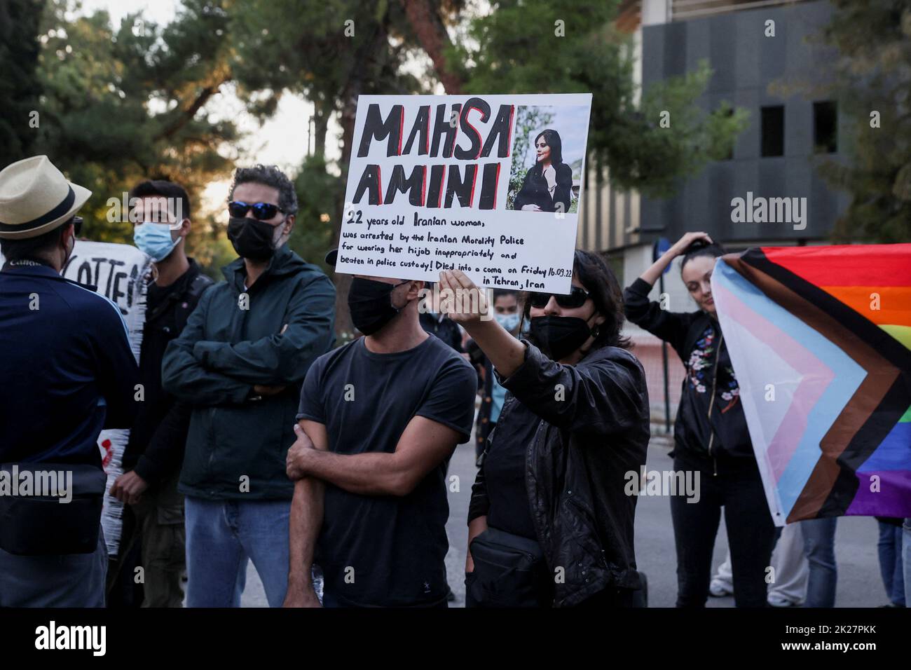 Un Manifestante Sostiene Una Pancarta Durante Una Protesta Tras La Muerte De Mahsa Amini 