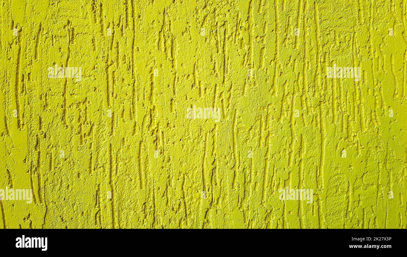 Yeso oro viejo textura pared fondo amarillo. Yeso texturizado de pared. Decoración de pared en relieve. Paredes de estuco. Decoración de pared en relieve. El yeso decorativo está pintado de amarillo. Foto de stock