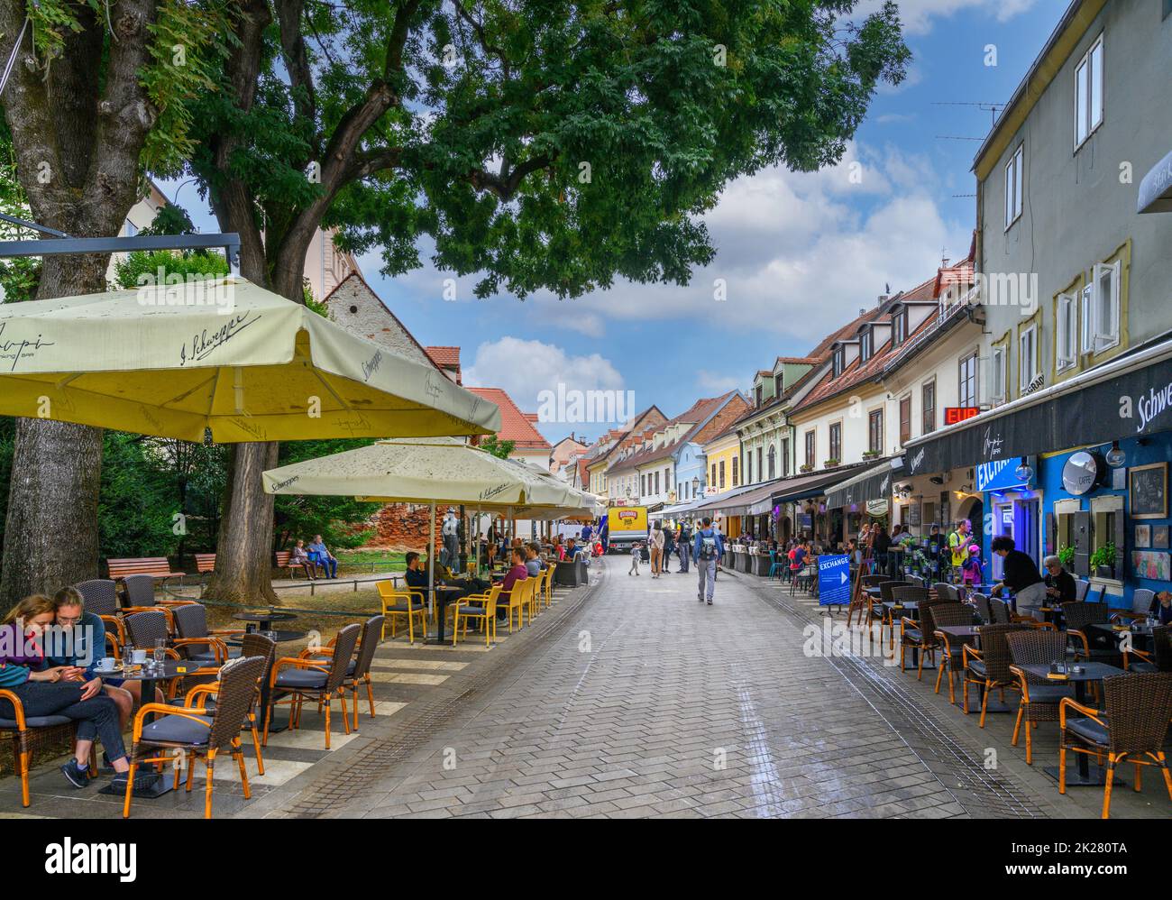 Cafeterías, bares y restaurantes en Ulica Ivana Tkalčića en el casco antiguo, Zagreb, Croacia Foto de stock