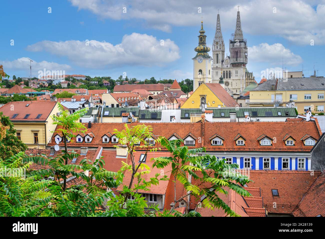 Vista desde la Ciudad Alta sobre los tejados hacia la Catedral de Zagreb en el casco antiguo, Zagreb, Croacia Foto de stock