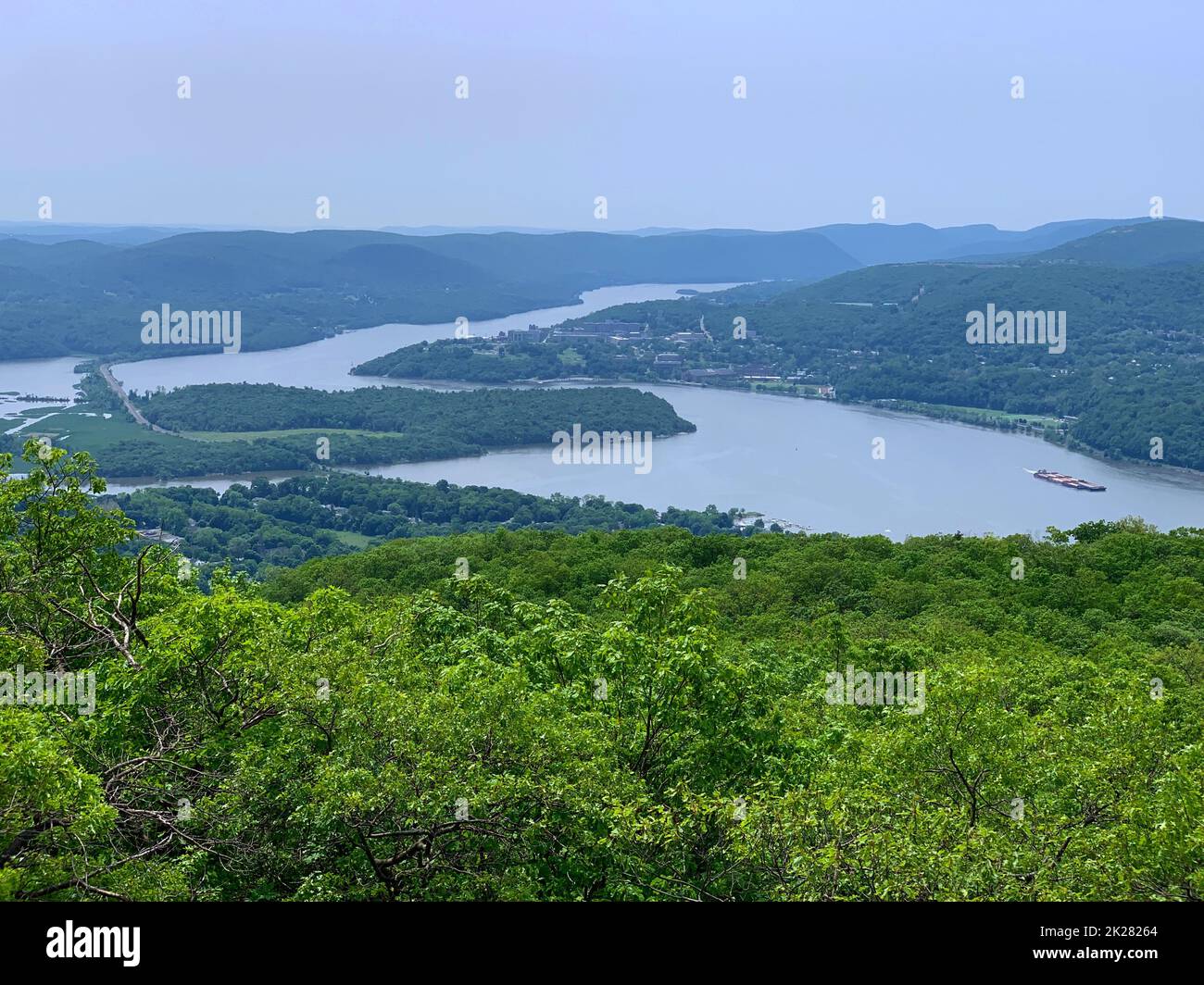 Panorama de Cold Springs desde la cima de Breakneck Ridge en el norte del estado de Nueva York Foto de stock