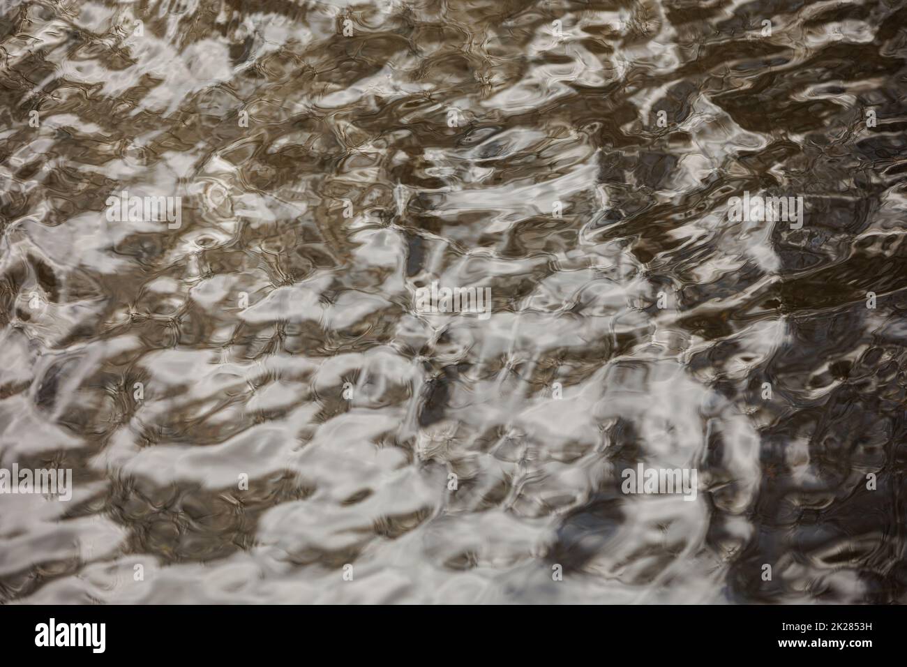 Textura de agua fluyendo con reflexión Foto de stock