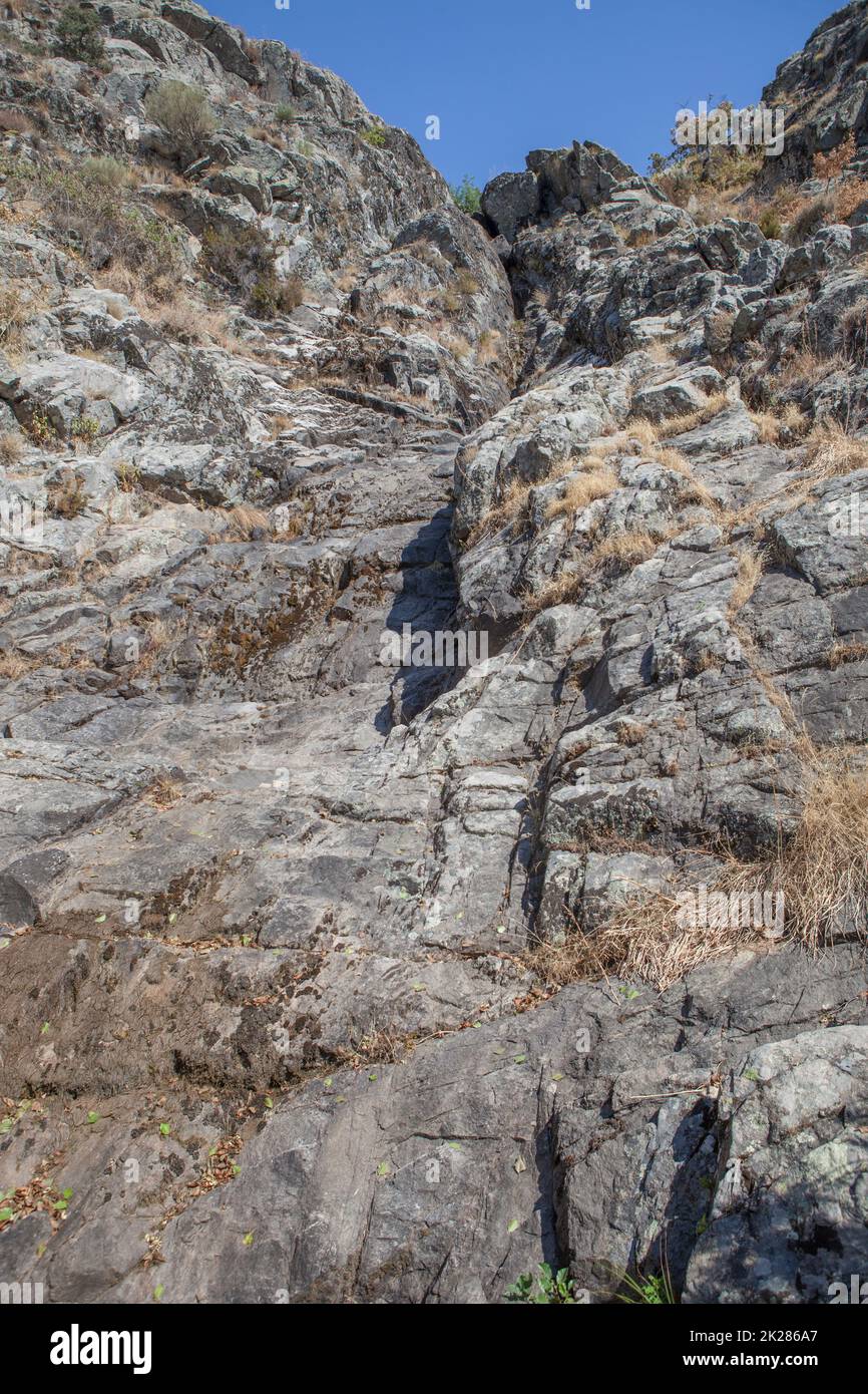 Cascada de la Desespera. Lecho seco rocoso en temporada de verano, Piornal, Cáceres, Extremadura, España Foto de stock