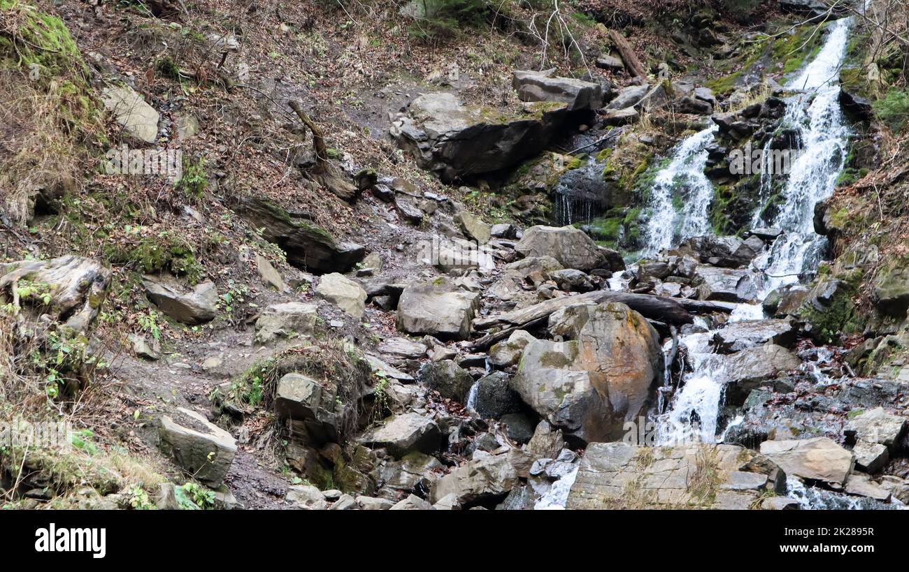 Cascadas en un pequeño cañón con paredes de piedra. Hermosa cascada en las montañas. río en los Cárpatos en el bosque de montaña de otoño. vista panorámica, el movimiento del agua. Foto de stock