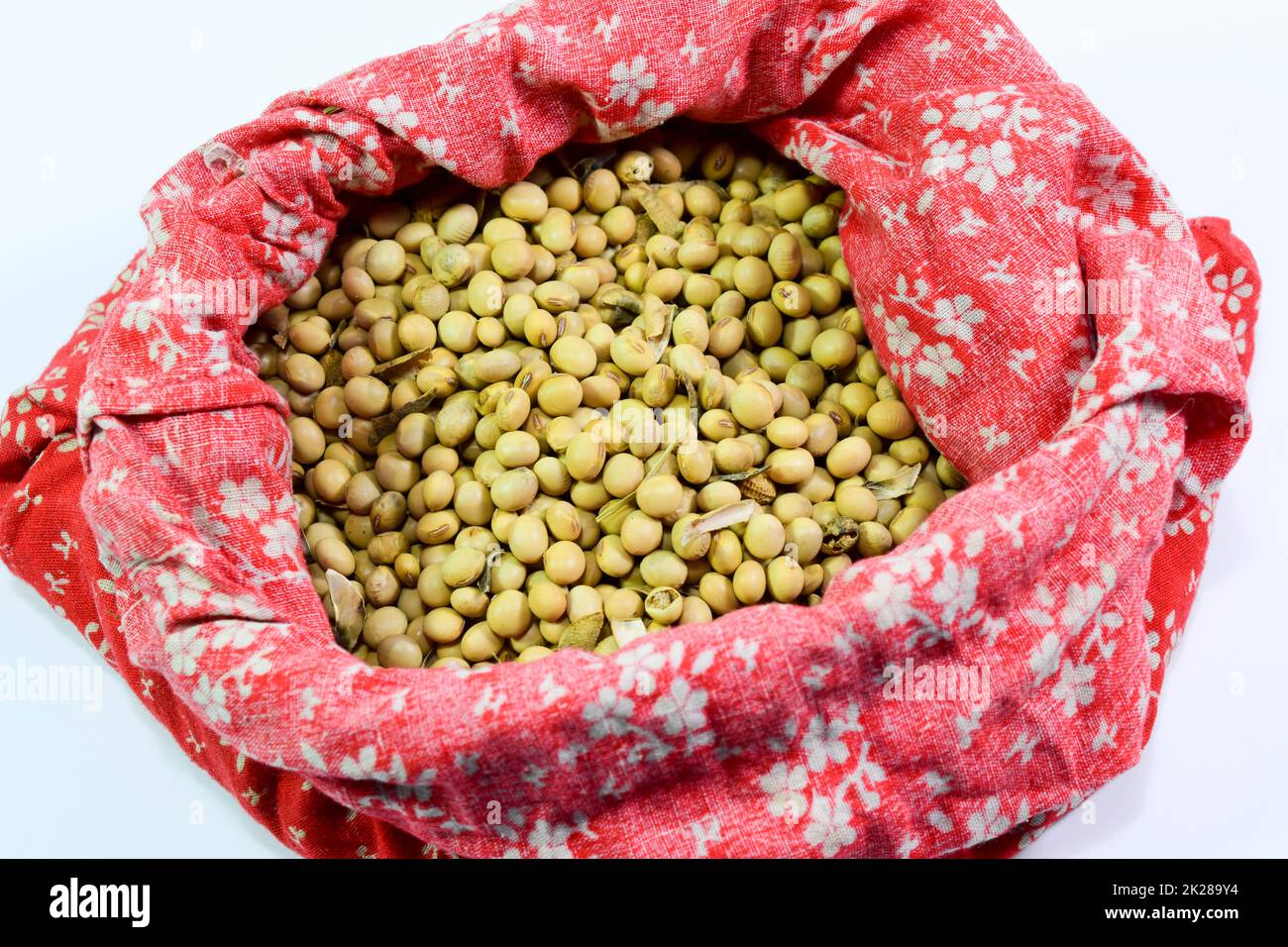 La soya o soja Semillas Grano sobre fondo blanco Fotografía de stock - Alamy