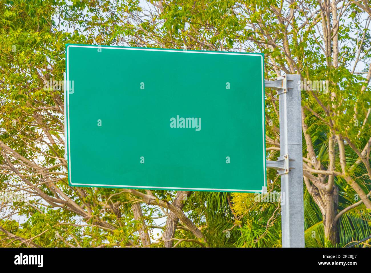 Verde turquesa blanco seña de carretera vacía en la carretera en la ciudad de Playa del Carmen Quintana Roo México. Foto de stock