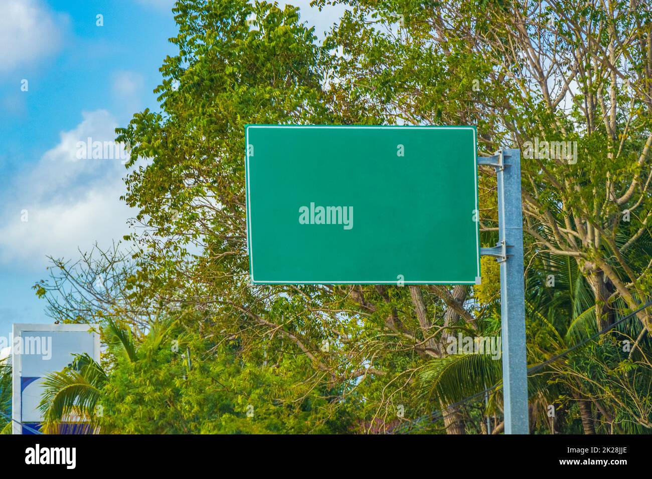 Verde turquesa blanco seña de carretera vacía en la carretera en la ciudad de Playa del Carmen Quintana Roo México. Foto de stock