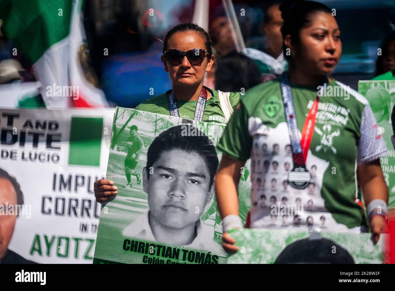 Activistas marchando en el Desfile del Día de la Independencia de México en Nueva York el domingo 18 de septiembre de 2022 piden la extradición de Tomás Zeron de Lucio, escondido en Israel, quien supuestamente está vinculado a la muerte de 43 estudiantes mexicanos en Ayotzinapa, Guerrero, México. (© Richard B. Levine) Foto de stock